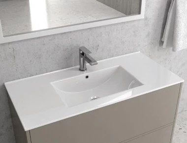 Βάζει σε βουλωμένο νιπτήρα ένα μικρό σωληνάκι- Μόλις δείτε το λόγο θα το κάνετε αμέσως (βίντεο)